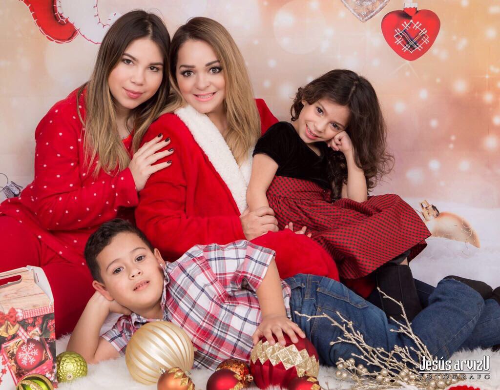 Mis bebes y yo les deseamos una Feliz Navidad❤️!! Gracias por todo su amor y cariño, se lo agradecemos enormemente! Besos😘 #familyLOVE #blessed 🙏🏼🙏🏼