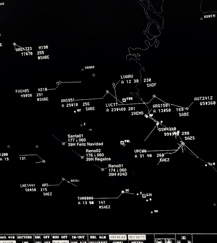 ÚLTIMO MOMENTO:
El Santa-01 ya está en zona y pidiendo autorización a los colegas de Ezeiza para realizar la aproximación en ese aeropuerto.
YA LO TENEMOS ACÁ EN ZONA.