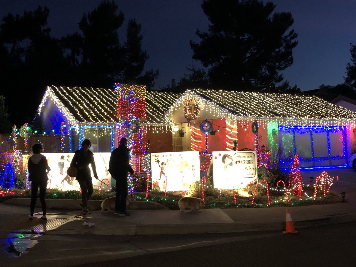 EricNews8's tweet photo. “Christmas Card Lane” in Rancho Peñasquitos. These are the 2 winners if you ask me! #GriswoldStyle #ChristmasStoryLeg Merry Christmas to you all! 🎄 https://t.co/NFMcjWtTBN