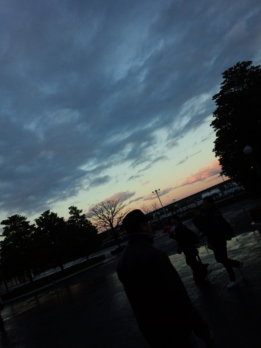 Parallelworld_d's tweet image. 朝焼けめちゃきれいでしたー！
友達くるまでぼっちインです\( °ω° )/