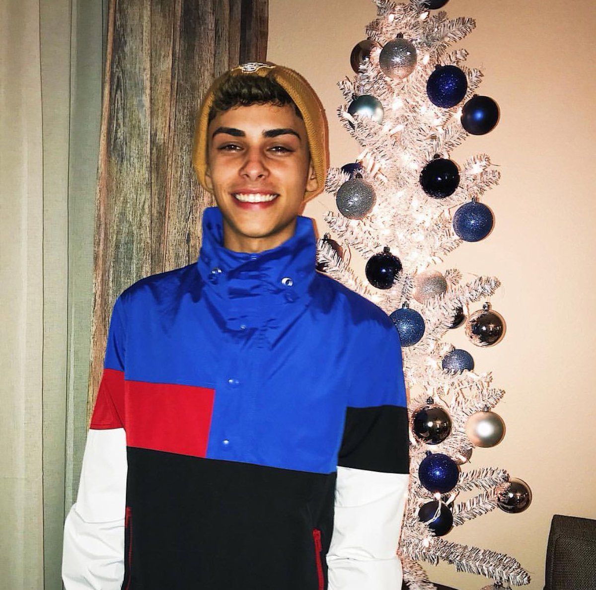 OpulentDimitri's tweet photo. Happy holidays! 💙 https://t.co/JNssGnGn8B