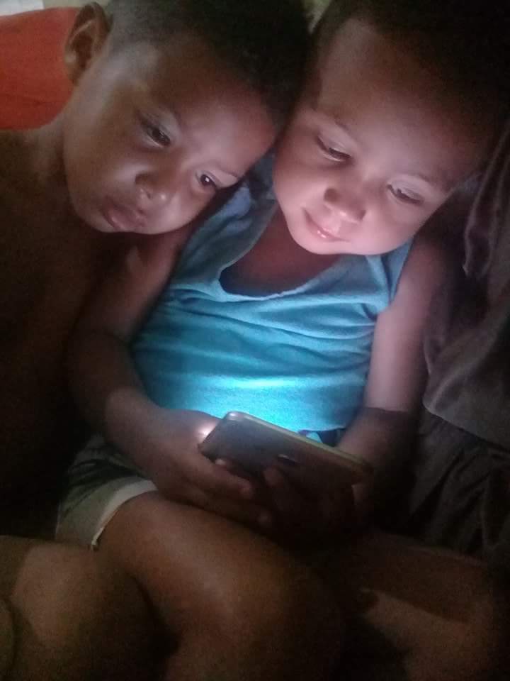 meirielly_bruno's tweet photo. Como fazer a criança parar de chorar 😍😂😂
#Cael
#Thutu https://t.co/z4XZR5AnLs