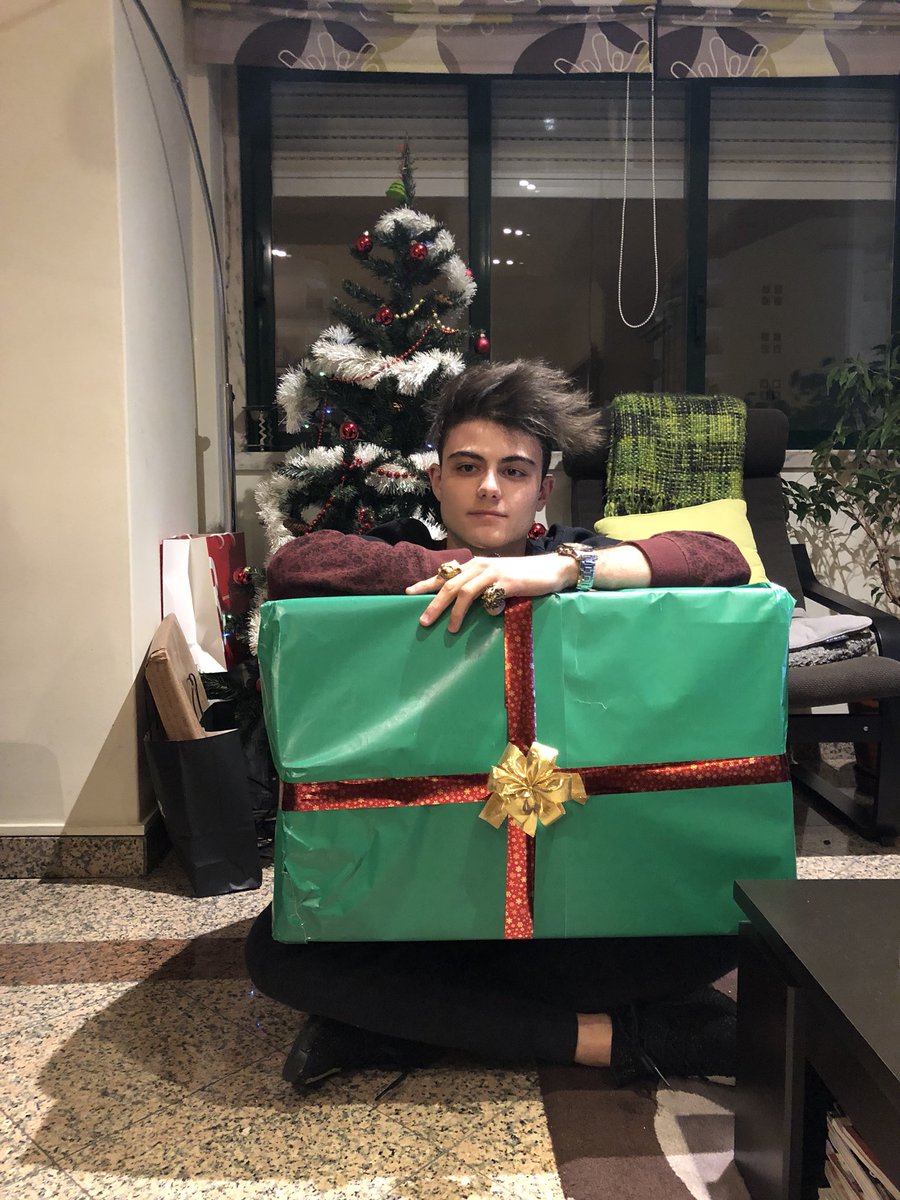 Winndoh's tweet photo. Feliz Natal princesas 🎄

sim o presente é para mim https://t.co/94aG7TA5AV