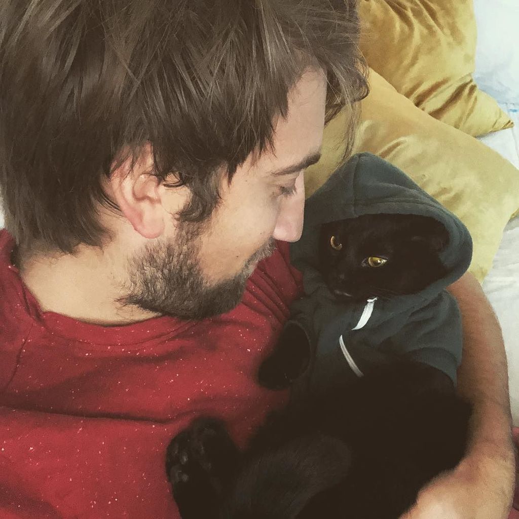 GavinFree's tweet photo. It’s cold in the house today https://t.co/kgBHCA9q4s https://t.co/f8zPOp9OiH