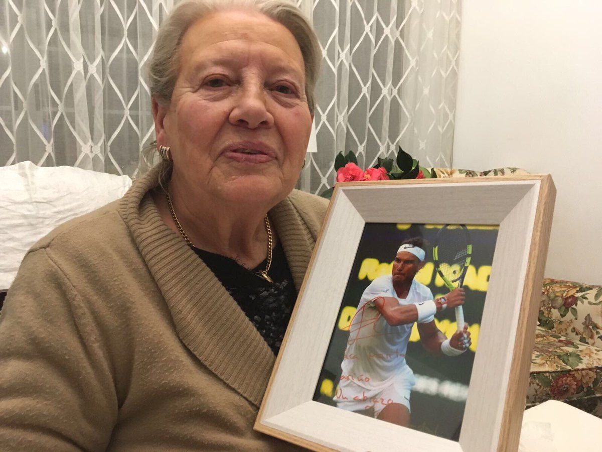 Magdacolomer's tweet photo. @RafaelNadal la foto ha llegado a su destinataria, muchísimas gracias por hacerle tan feliz! https://t.co/Uh1iEd9Ysi