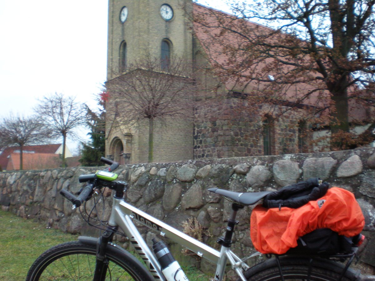 SPolsfu's tweet photo. "Es gibt Länder, wo was los ist. Es gibt Länder, wo richtig was los ist. Und es gibt - Brandenburg" (R.Grebe) - gut so! Rapha #Festive500 https://t.co/ZqPSIZFV99