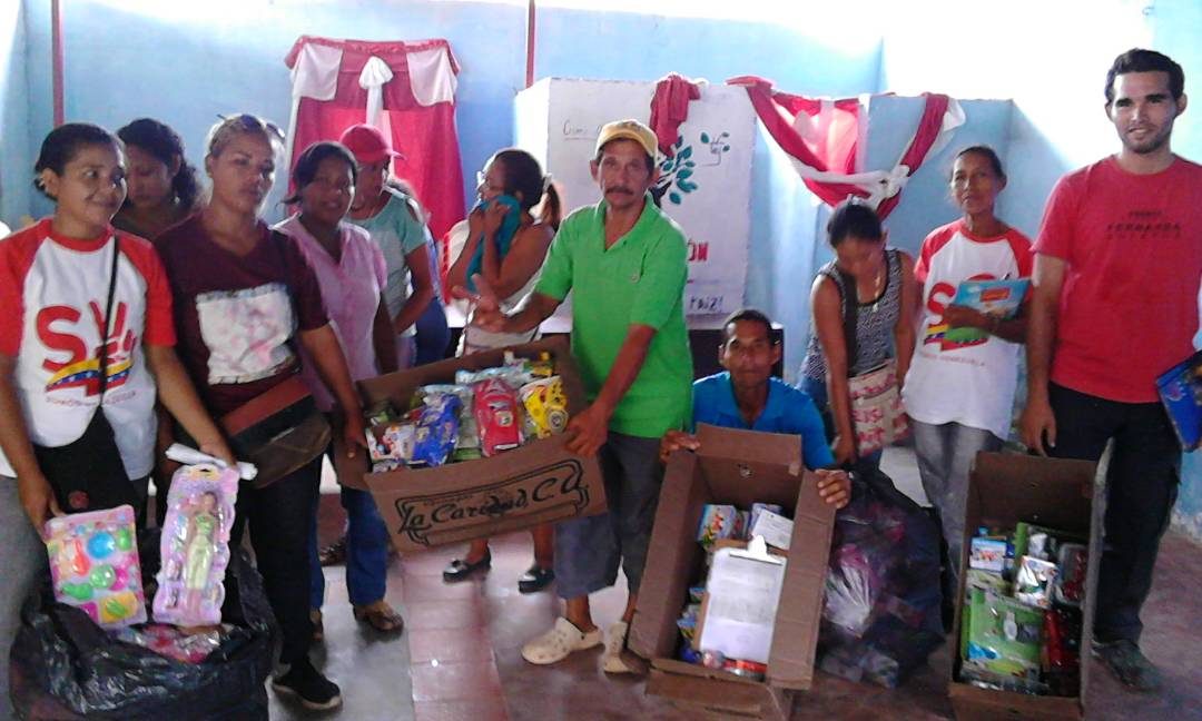 OviedoPSUV's tweet photo. Nuestro Secretariado Municipal del Movimiento Somos Venezuela en Caroní, @ROSELYSALAZAR continúa desplegado en las parroquias de Guayana, llevando alegría a todos los niños en navidad. #NavidadesdePaz #CaroniparaVivir https://t.co/BhOtkc8Ni3