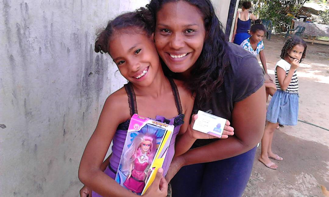 OviedoPSUV's tweet photo. Nuestro Secretariado Municipal del Movimiento Somos Venezuela en Caroní, @ROSELYSALAZAR continúa desplegado en las parroquias de Guayana, llevando alegría a todos los niños en navidad. #NavidadesdePaz #CaroniparaVivir https://t.co/BhOtkc8Ni3