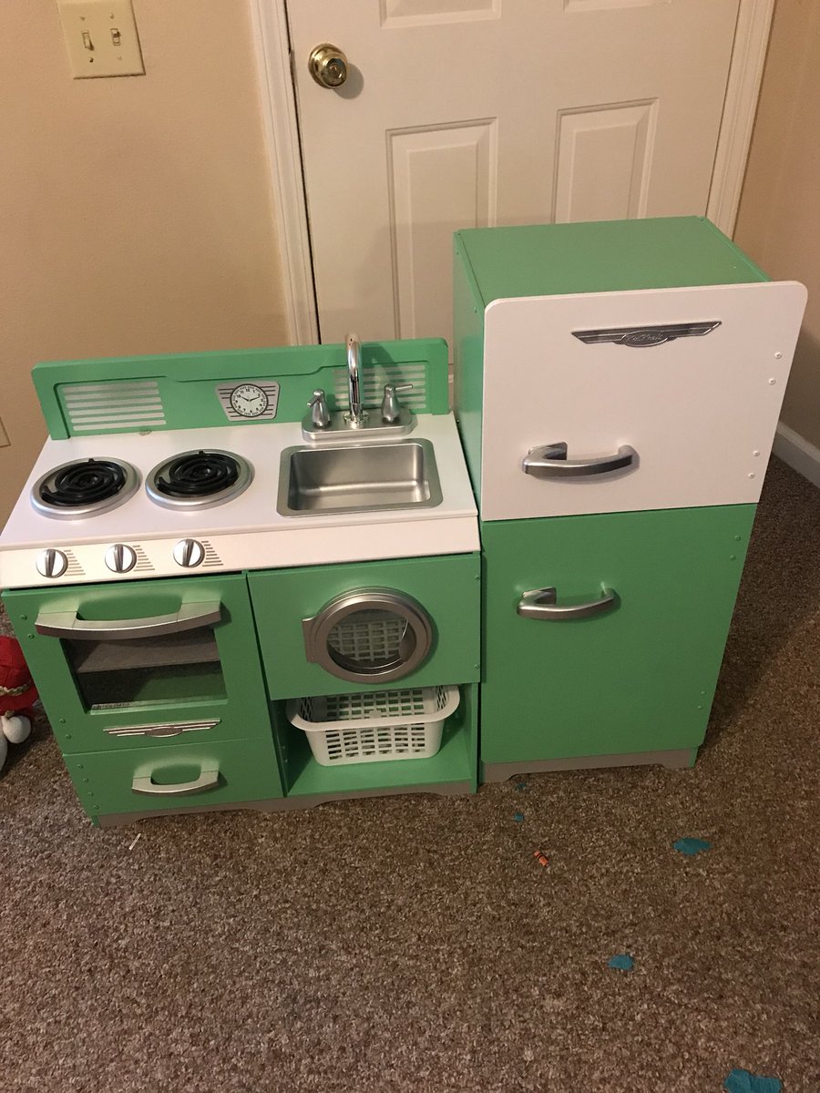 ChuckAwesome's tweet photo. I built a kitchen today. I only hurt myself twice. What have you done today? https://t.co/UrgA7u2frc