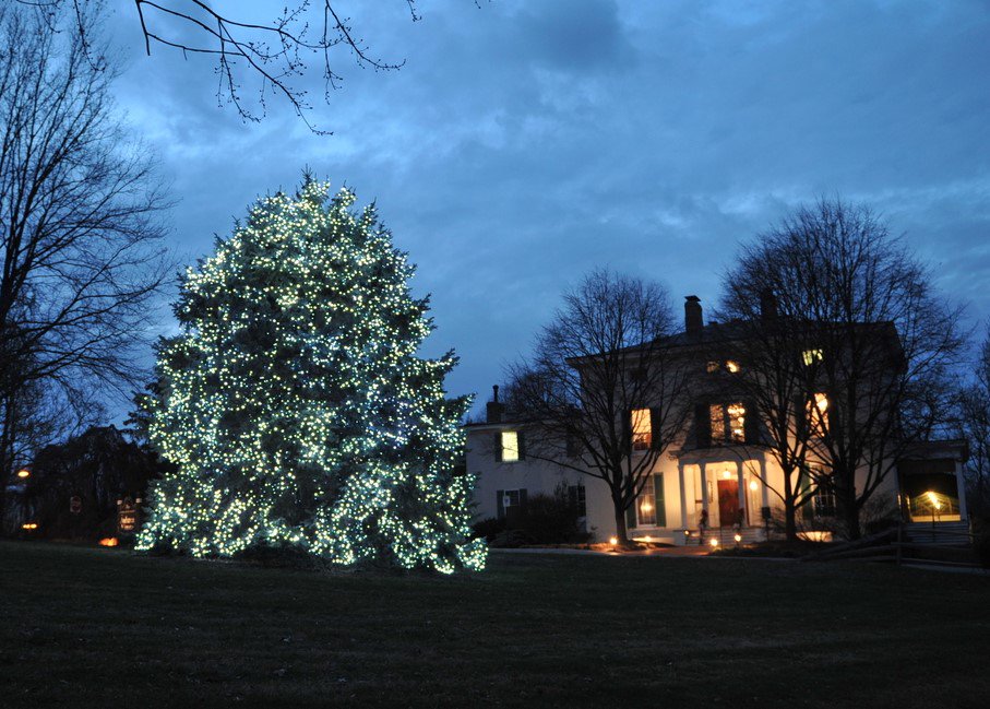AdmissionsatTU's tweet photo. The Auburn House on campus is very festive this time of year. #TUPicOfTheWeek https://t.co/X3gvlDbQ54