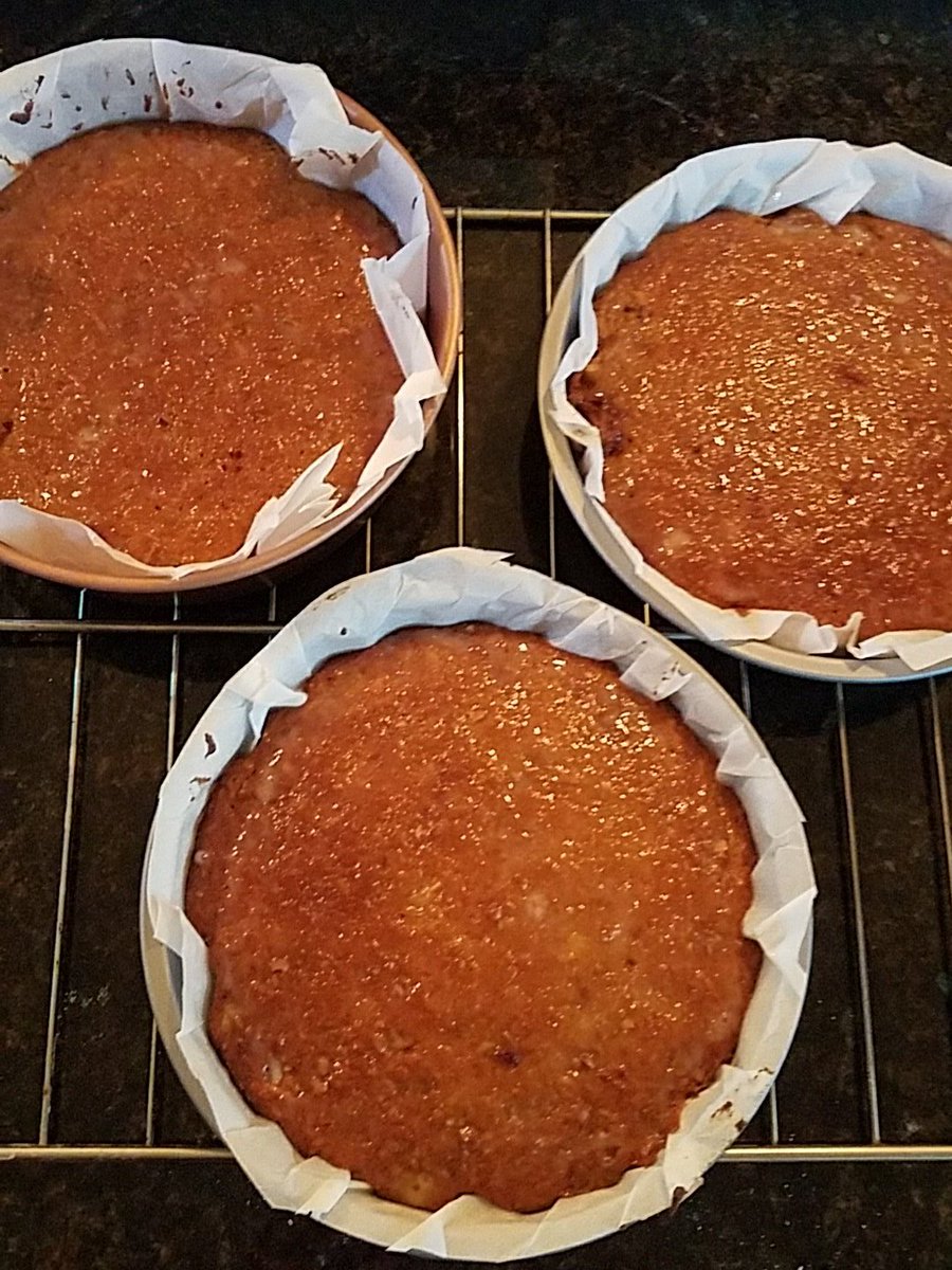 shishkabikes's tweet photo. @SYSKPodcast just baked these little beauties while listening to your cake episode! https://t.co/4MZJd10BOx