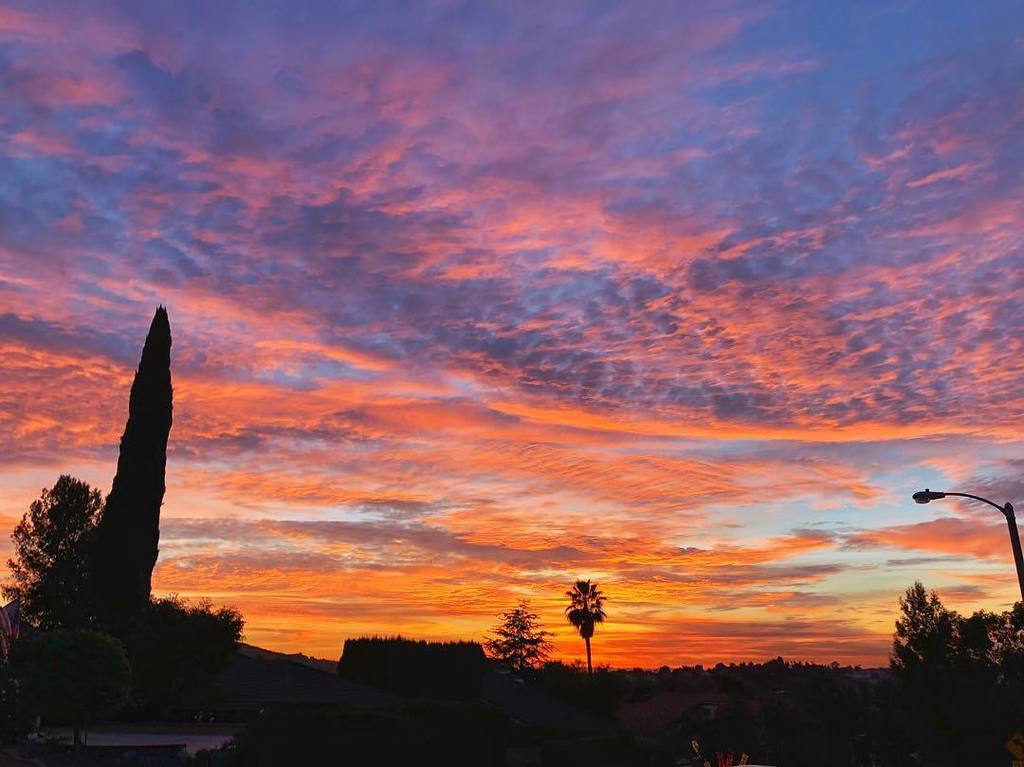 clingo's tweet photo. San Dimas #sunsets - taken from my original tennis stomping grounds. https://t.co/EZrzPcpynb https://t.co/N2KOM8beiG