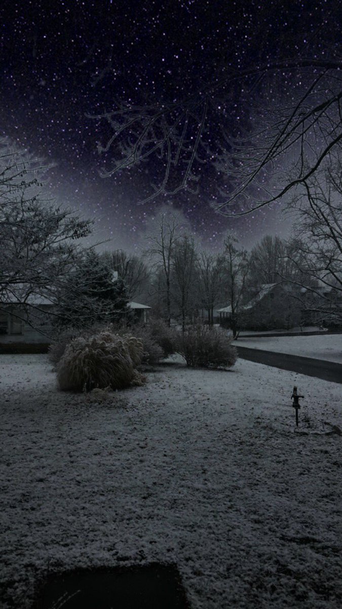 bombasswife's tweet photo. Snow has started falling. If we make it home without seeing an accident it will be a Christmas miracle. 🤞🏼#FirstSnow #NooneCanDrive https://t.co/eiP7Rjdm0r