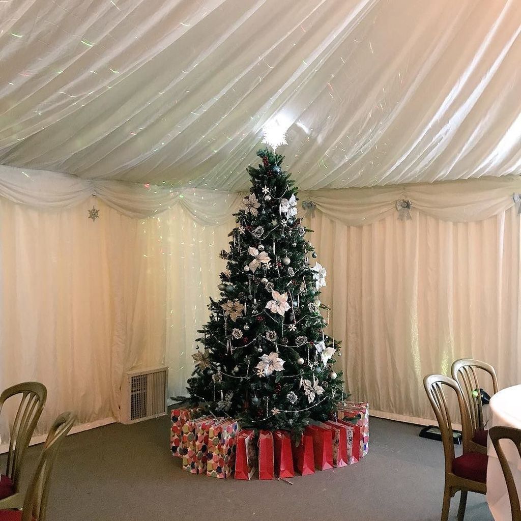 thekilns's tweet photo. Merry Christmas to you all from everyone at The Kilns. 🎄🥂#thekilns #brentwood #essex https://t.co/Zq0XoJc4C2 https://t.co/E4GQLtwDER