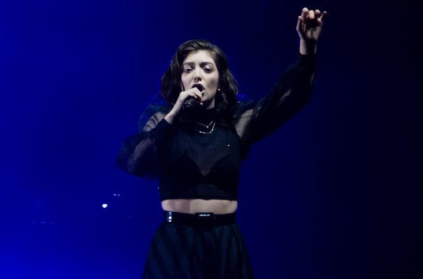 DEADLINE: Entertainment Execs, Artists “Deeply Disappointed” After Lorde Cancels Israel Show deadline.com/2017/12/entert…