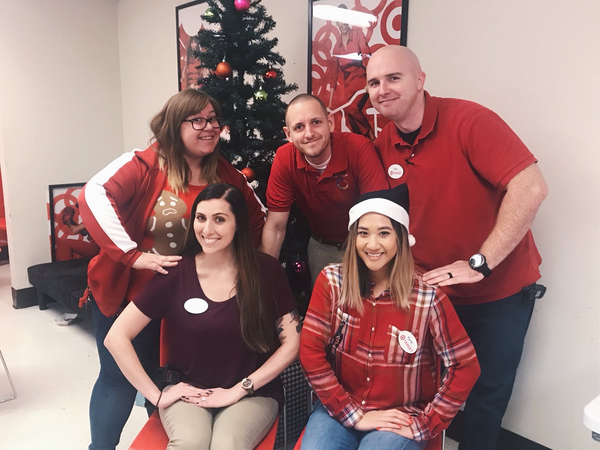 Christmas Tree: $100
Santa Hat: $3
293s awkward Holiday pic: PRICELESS.🎄😁🎯Merry Christmas from our team to yours!