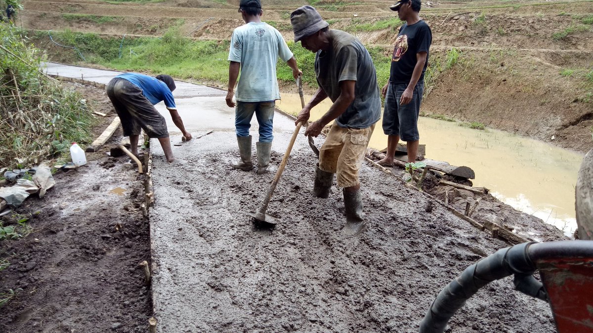 Allhamdulilah berkat dana desa jln lingkan kami di cor dan antosias warga kp cigorowek pun  mendukung pekerjaan ini....