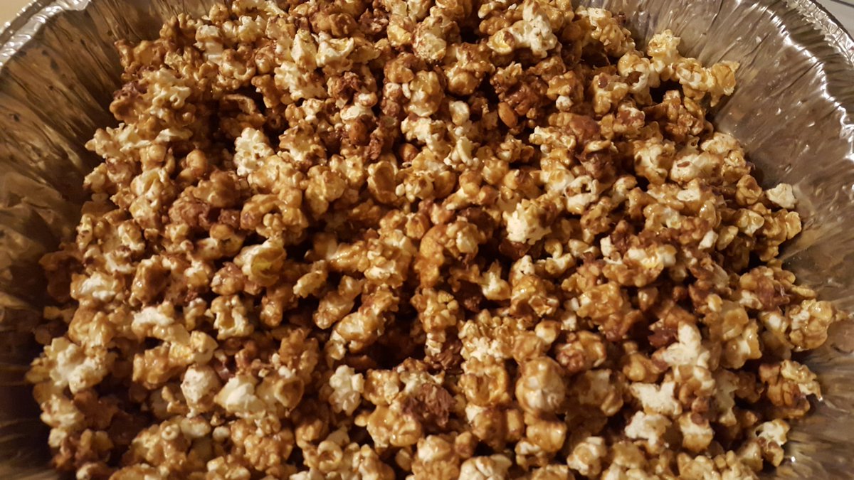 Snickers popcorn, vanilla lattes and Christmas movies ♡