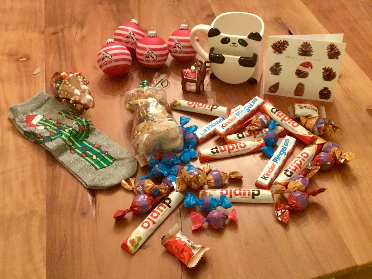 joinme4coffee's tweet photo. Zu später Stunde mein #fichteln Paket ausgepackt. Es war groß und es enthielt viele wunderschöne Geschenke. Vielen Lieben Dank Manu (@Apfelkernchen ) !! Es gefällt mir sehr und die Schokoladen Ratio wird bis ins nächste Jahr reichen..🎅😍🎄

Frohe Weihnachten @fichtel Freunde !! https://t.co/fyr43Fg10K