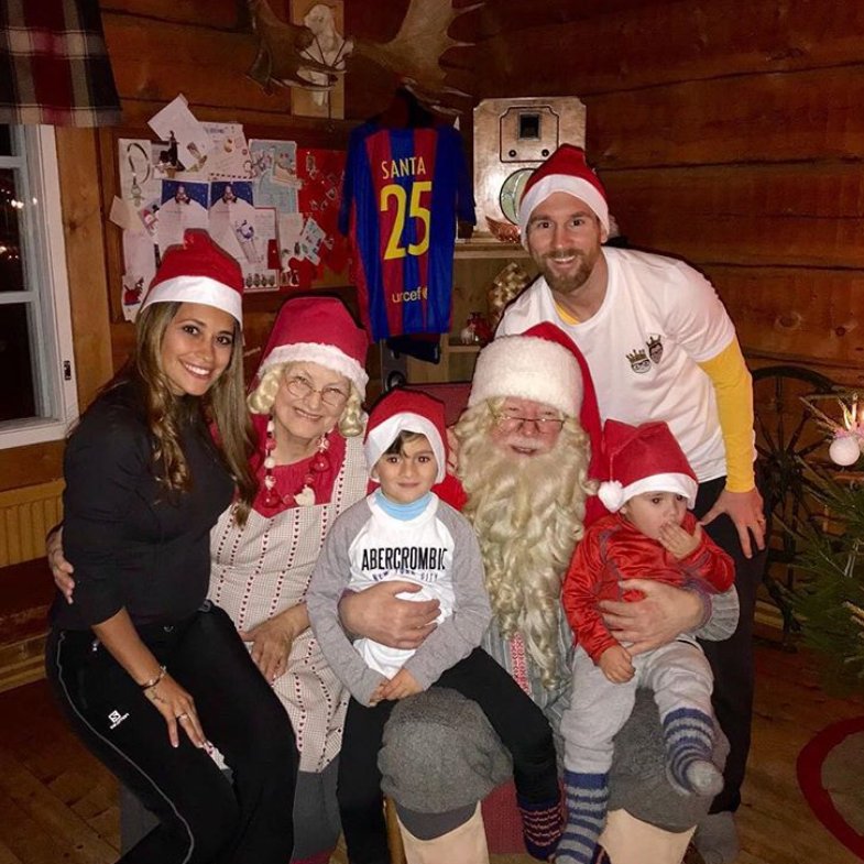 MundoFutboolero's tweet photo. Día distinto, día para gozar y pasar un buen rato con la familia. #FelizNavidad https://t.co/gVhmez21gF