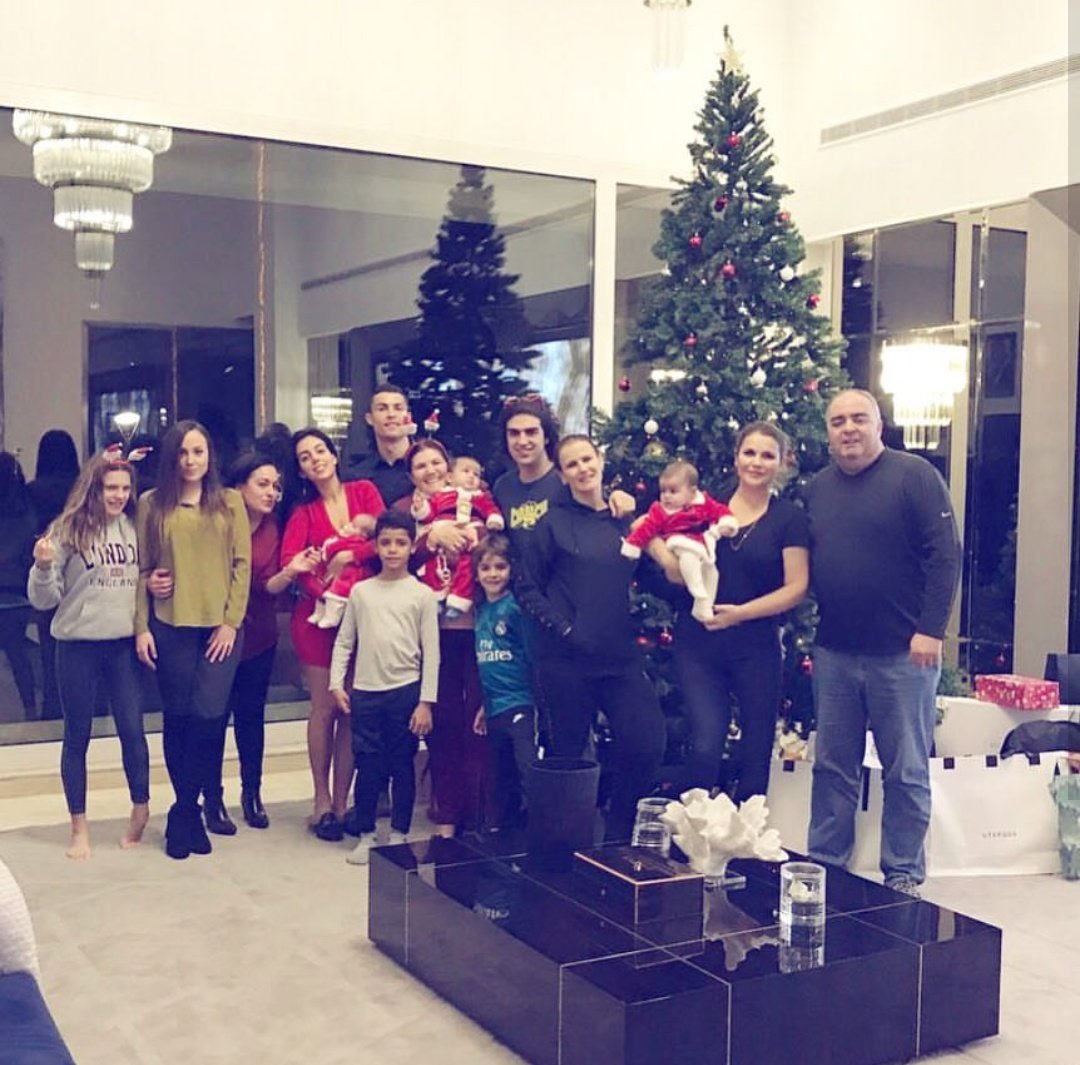 MundoFutboolero's tweet photo. Día distinto, día para gozar y pasar un buen rato con la familia. #FelizNavidad https://t.co/gVhmez21gF