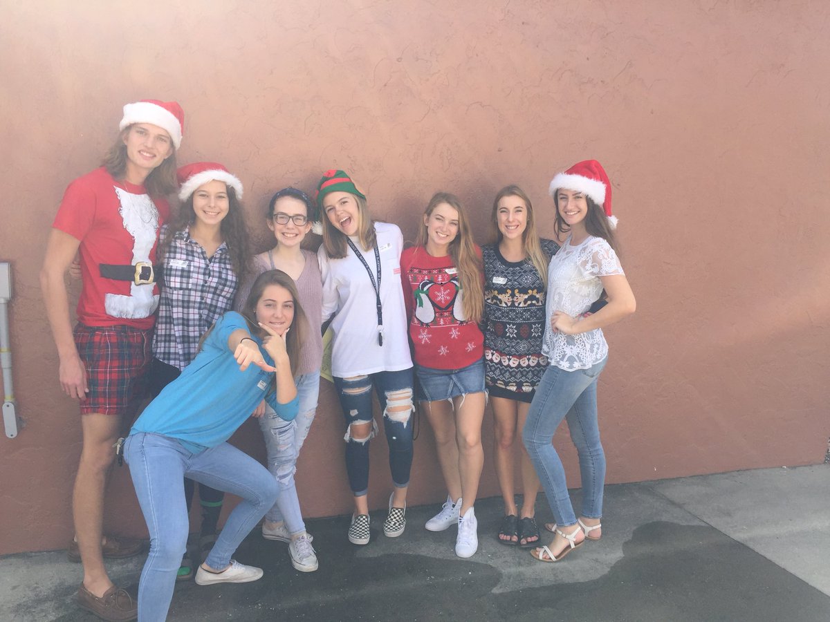 EsteroClassOf18's tweet photo. Merry Christmas Eve from your senior class officers! https://t.co/7NX0Yj5LTb