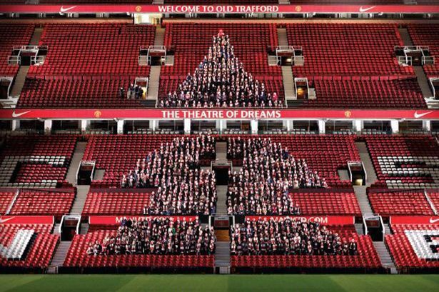 ManUnitedWorld's tweet photo. MERRY CHRISTMAS TO ALL!!🎄🎁 https://t.co/2eoHQEx26Y