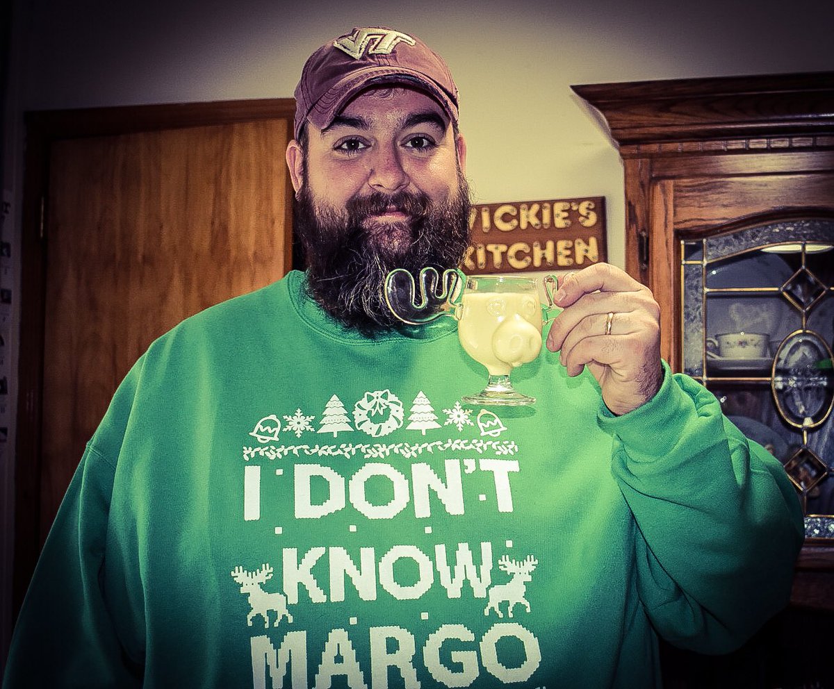 TheBeardedLink's tweet photo. Merry Christmas ya filthy animals! #ChristmasEve #NationalLampoonsChristmasVacation https://t.co/2SSJd9lwGR
