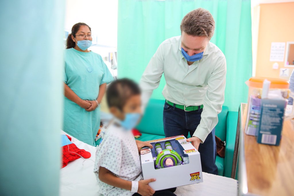VelascoM_'s tweet photo. En este día tan especial 24 de diciembre visitamos el #HospitalPediátrico de #Tuxtla para convivir y llevar regalos a las niñas y niños aquí internados. https://t.co/Mnt0qTI3pG
