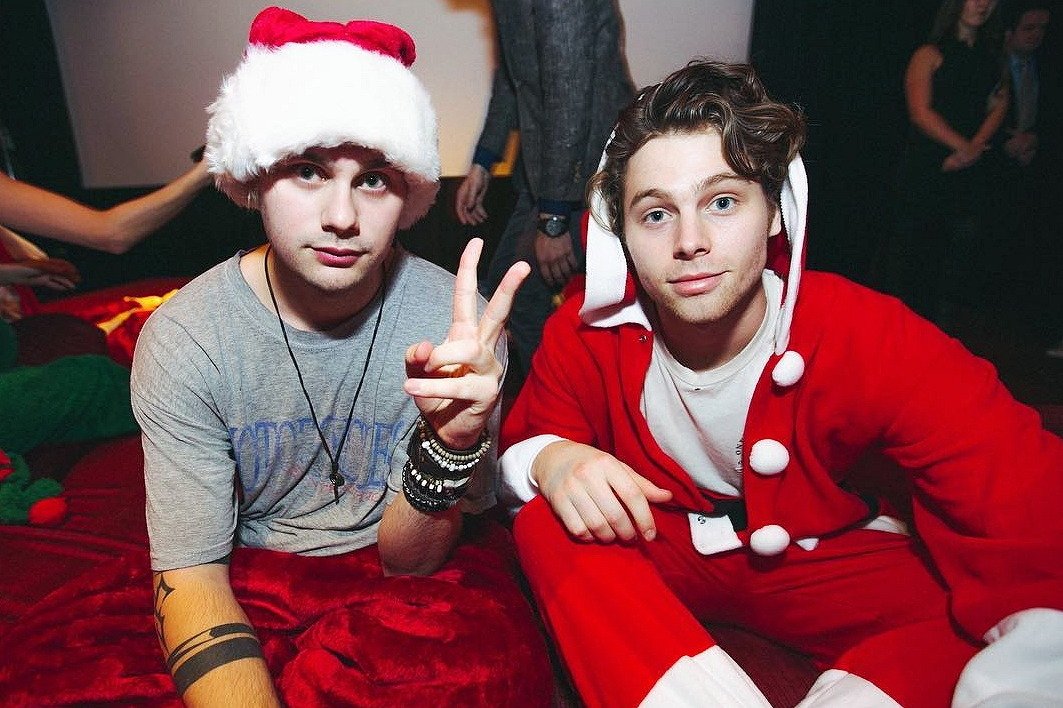 Oficial5SOSARG's tweet photo. Hoy coman rico y tengan una hermosa noche con las personas que aman.Los queremos! #5sosa. https://t.co/Ksvpvl72eS