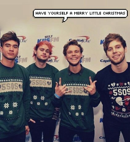 Oficial5SOSARG's tweet photo. Les deseamos una hermosa Navidad a todos quiénes la festejen. Tengan una hermosa noche con sus seres queridos ❤❤❤ #5sosa. https://t.co/CYJo4JXd17