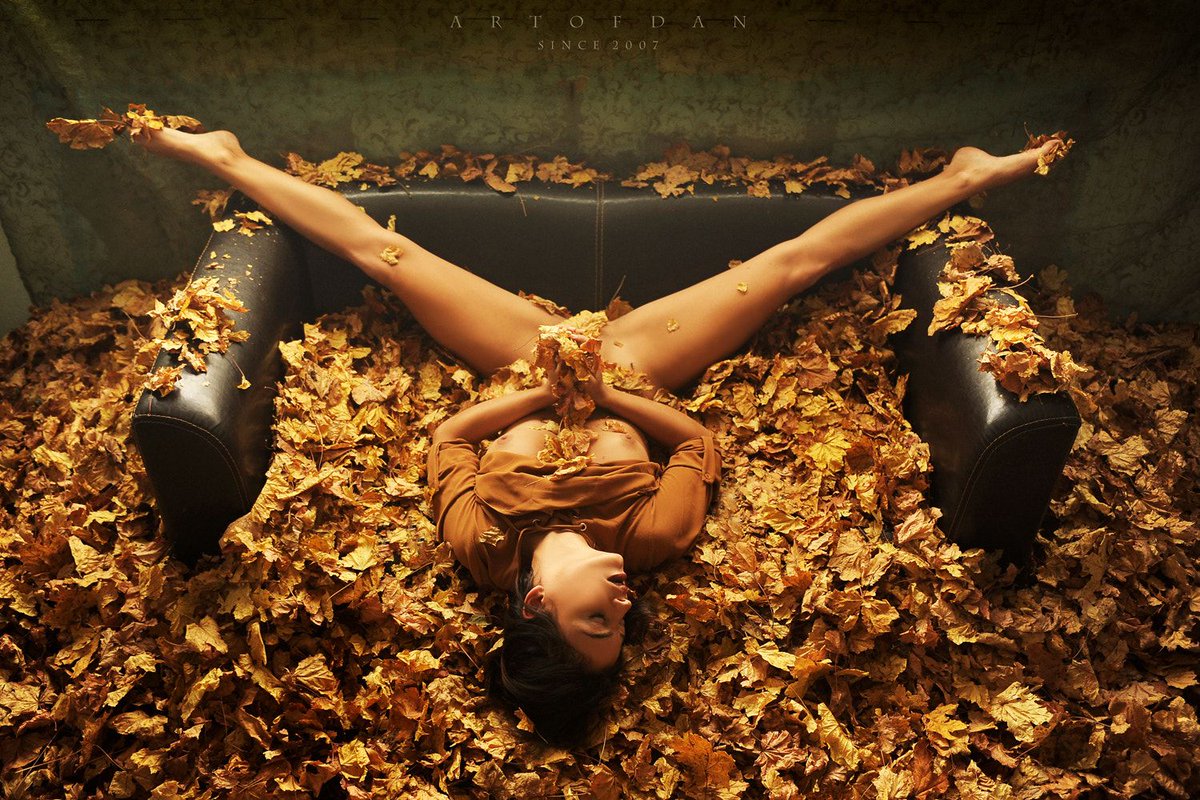 Rdm_Board's tweet photo. #women #brunette #lyingonback #spreadlegs #barefoot #closedeyes #openmouth #bottomless #boobs #nipples #couch #leaves #fall #strategiccovering #legs #JoyLamore #DaniFehr #nobra #tanned https://t.co/WWfMKUWo6b