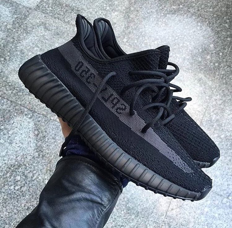 ShoeWorId's tweet photo. Retweet if you’d rock these 🔥 https://t.co/bQCeUs512L