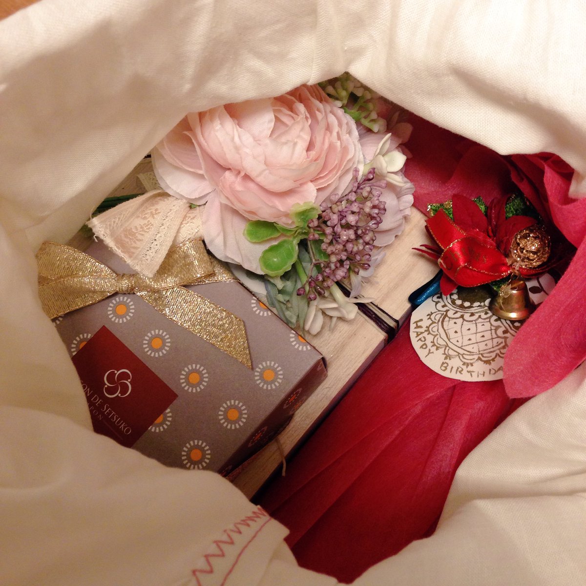 昨日サンタさんがうちにやってきましてですね…袋の中は可愛いプレゼントでいっぱいだったんですよ…?手描きのメッセージカード可愛すぎてやばい。。。ありがとう、ありがとうsakizoさん………???????? 