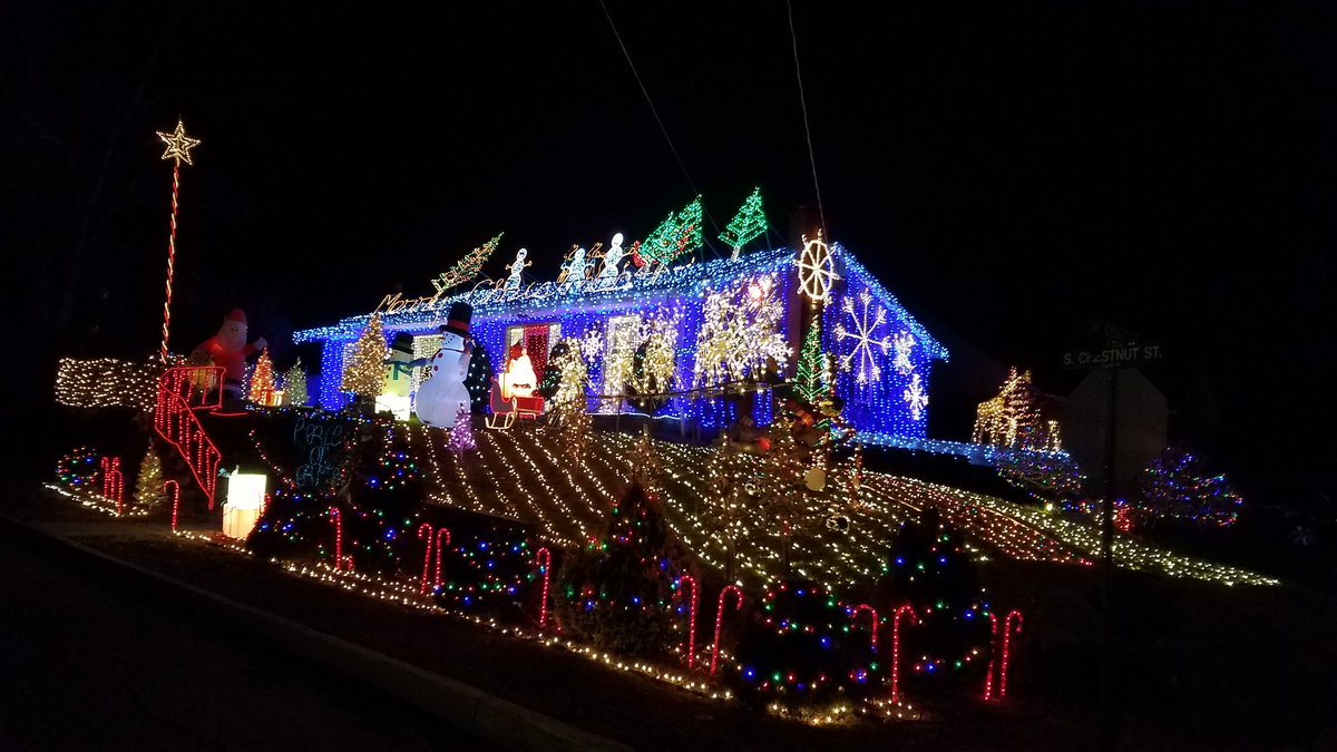 Revkin's tweet photo. Beacon, N.Y., home backs up this 2015 study:  US Christmas lights use more energy than entire countries https://t.co/V1RnnR46yM https://t.co/J2qhhKbBVy