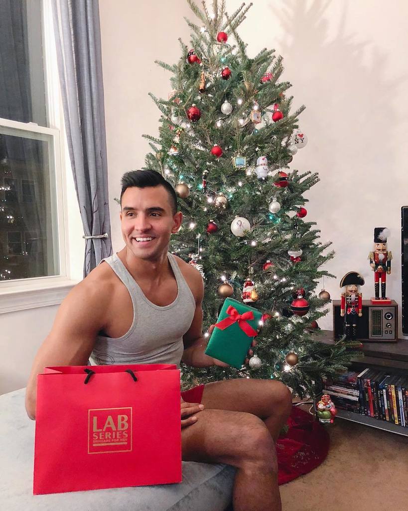 diegodowntown's tweet photo. Nothing like a little @labseries under the tree this year - I hope there’s some #FutureRescue Serum inside. 🎄 🎁 👌🏾 #LabSeries #SkincareForMen #HolidayHasArrived #DC #DiegoDowntown https://t.co/zhsH9XbVUw https://t.co/oLNAeRz5Mq