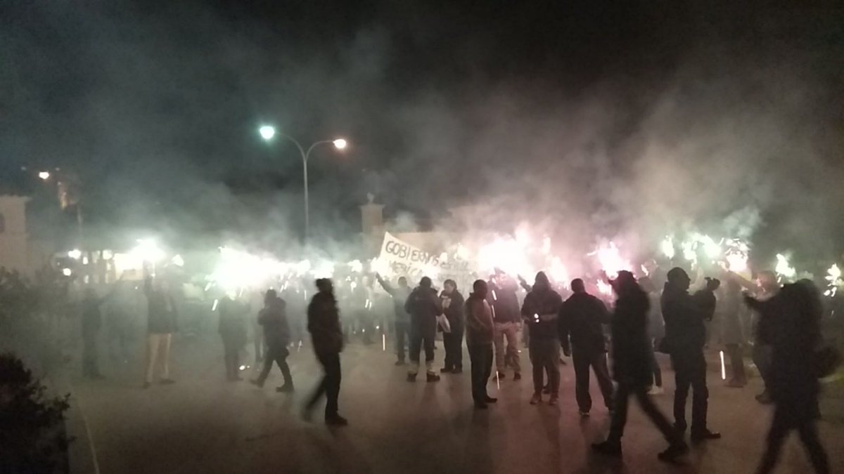 ccoocadiz's tweet photo. Trabajadores del aeropuerto de la Base Naval de Rota protestan en la noche de Navidad en la puerta de la Base contra los despidos @UnaiSordo @ccooandalucia  @nurialomar https://t.co/9U2Aa1IwlI
