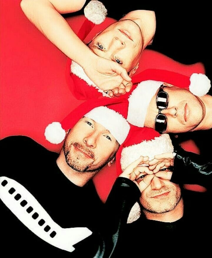 U2vertigobr's tweet photo. Feliz Natal a todos!!! Marry Xmas to everybody ❤❤❤❤ #U2 @U2 https://t.co/hWU9i1lgJS