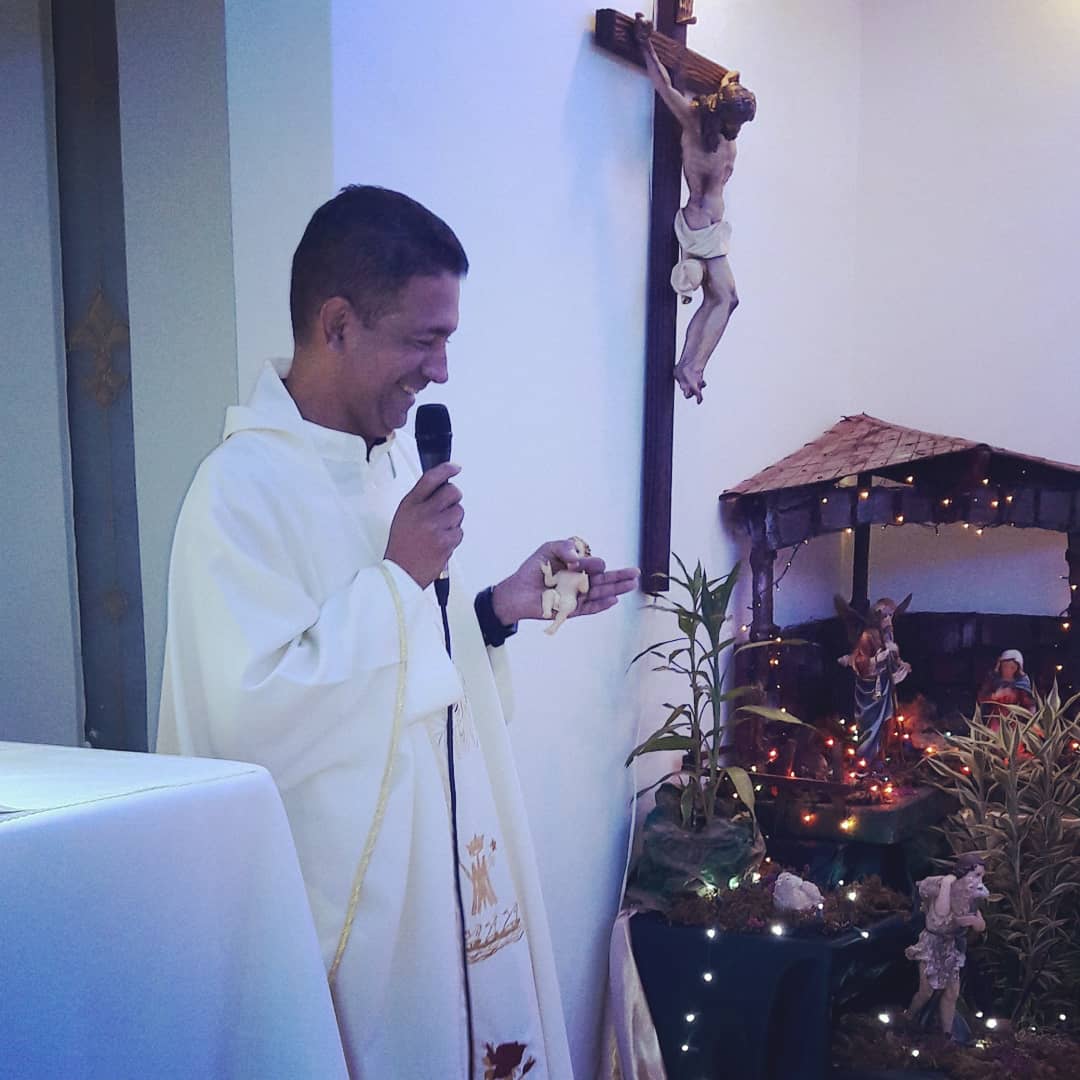 radiomariapa's tweet photo. Estamos transmitiedo #Misa de #Nochebuena desde la #CapillaDelSantisimo de #RadioMaria Preside nuestro director el P. Víctor Atencio https://t.co/TqneJbfBOe