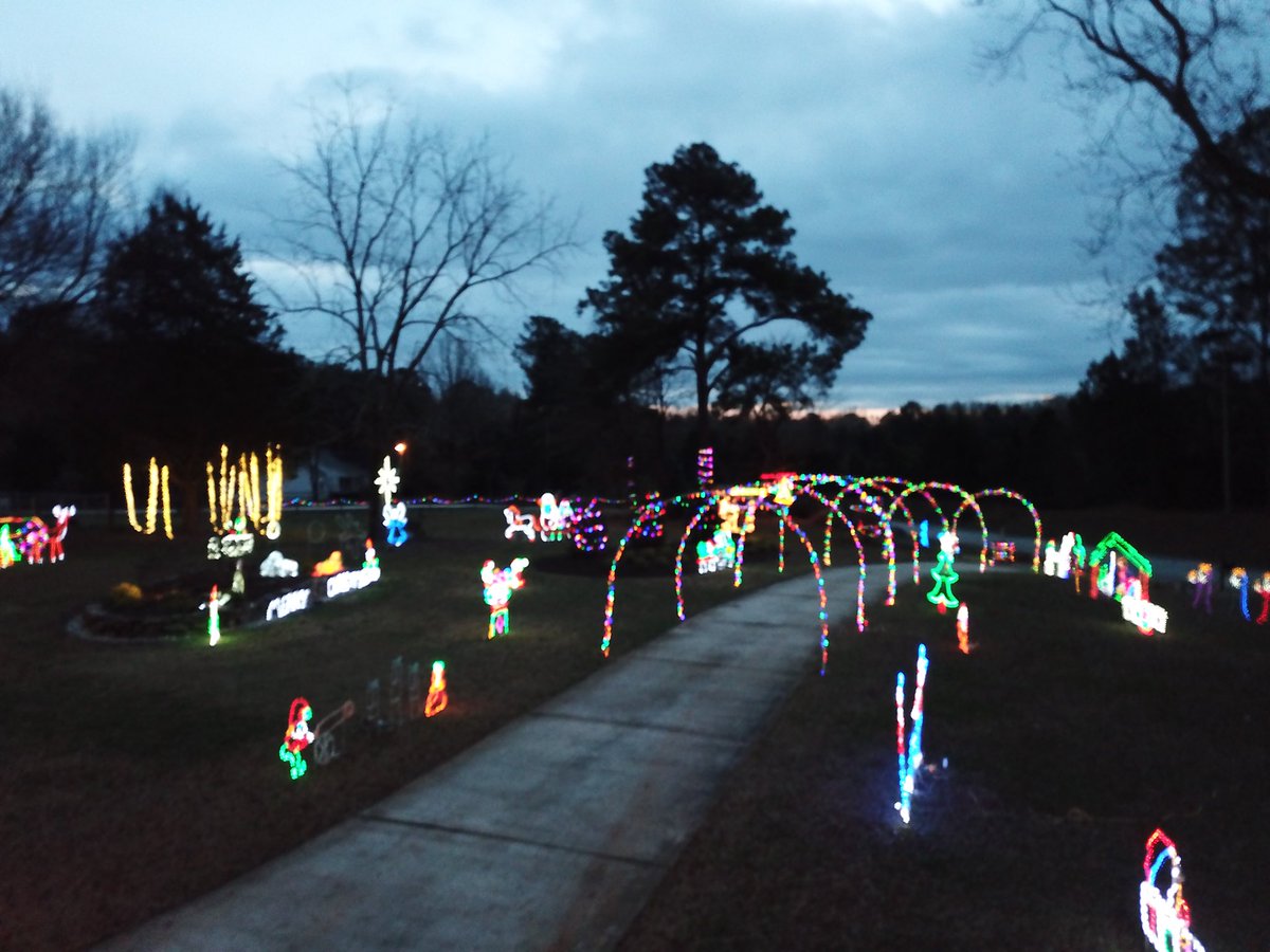 MatthewPostin's tweet photo. Only a few more nights to see your favorite lights, so come on down, look around and have a Merry Christmas 🎅🏼🎄 https://t.co/N2fCpW36hW