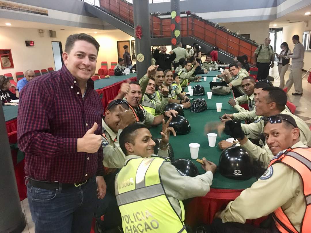 ChacaoConDuque's tweet photo. #FelizNavidad2017 | Alcalde @duquegustavoS recorre las diferentes instituciones que estarán protegiéndonos esta Nochebuena (@SaludChacao, @cise171, @policiachacao, @PC_Chacao) https://t.co/72LEjFJhPY