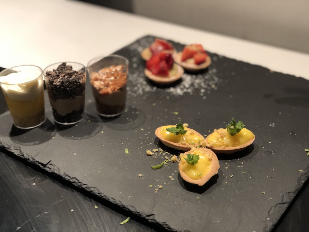 Sdevents13's tweet photo. Prestation Repas de Noël 🤶🎄 #Traiteur #Evenementiel #Marseille #SdeventsMarseille #Fraise #Framboise #Citron #Verines #Choco #Oreo #Speculos https://t.co/pgvMcLuJ8K