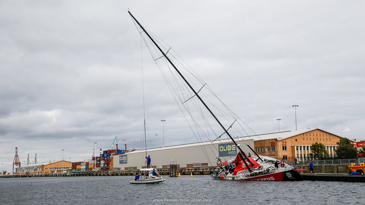 theoceanrace's tweet photo. COMING THROUGH! 🚨 Think navigating the #SouthernOcean is tough? Try getting into @VORMelbourne! The fleet had to keep full focus to squeeze under the Bolte Bridge at the end of #Leg3! https://t.co/t6dRgeM1mz