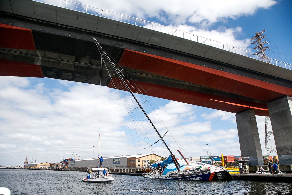 COMING THROUGH! 🚨 Think navigating the #SouthernOcean is tough? Try getting into @VORMelbourne! The fleet had to keep full focus to squeeze under the Bolte Bridge at the end of #Leg3!
