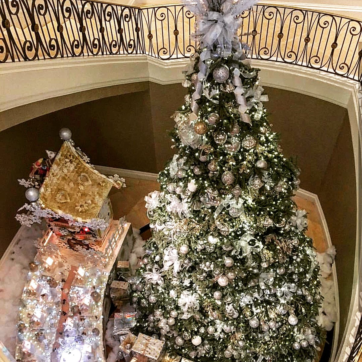 blaqelite's tweet photo. It's absolutely magical at the Four Seasons!

#fourseasonshotel #christmastree #christmaseve #holiday #holidays #presents #celebration #lights #interiordesign #luxuryrealestate # https://t.co/Ju1oKu2GK6