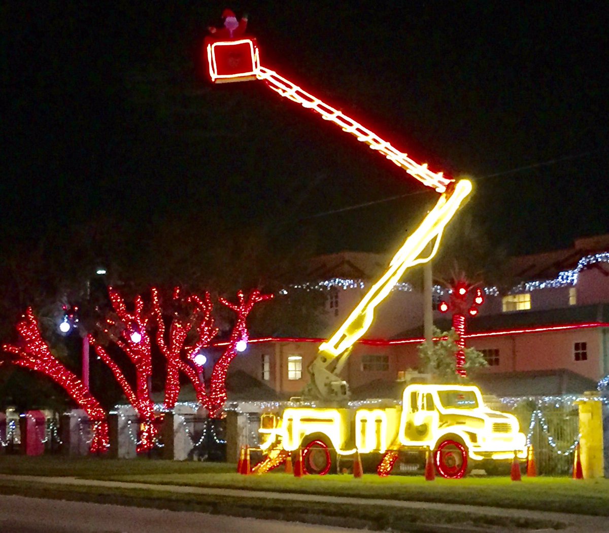 nobananasbunga's tweet photo. MERRY CHRISTMAS! 🎄 Thankful for the real SANTA @FLKeysElectric for their round the clock hard work by land & sea restoring POWER & HOPE to the Florida Keys! 🌴They also get our vote for best Christmas Lights! 🎁#IrmaRecovery #conchstrong 🐚 #FLKeys https://t.co/pzdjvpamOE