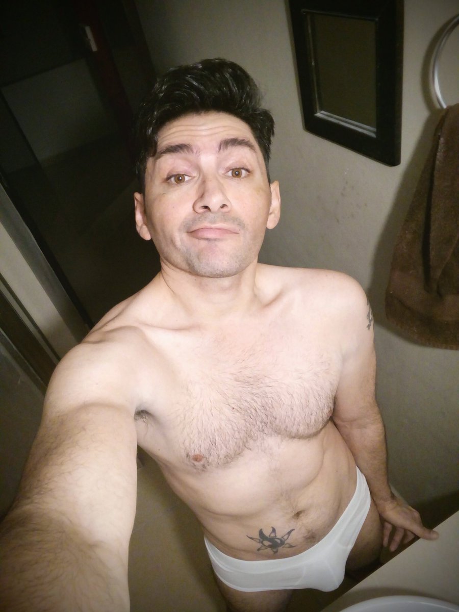 LordNaked's tweet photo. Ya casi es hora de la cena y, como siempre, no tengo nada qué ponerme. ¡Es una barbaridad conmigo! ¡Feliz Navidad! 🎅
#MrPineapple #Navidad #LessClothesMoreFun https://t.co/omFbJAr5ms
