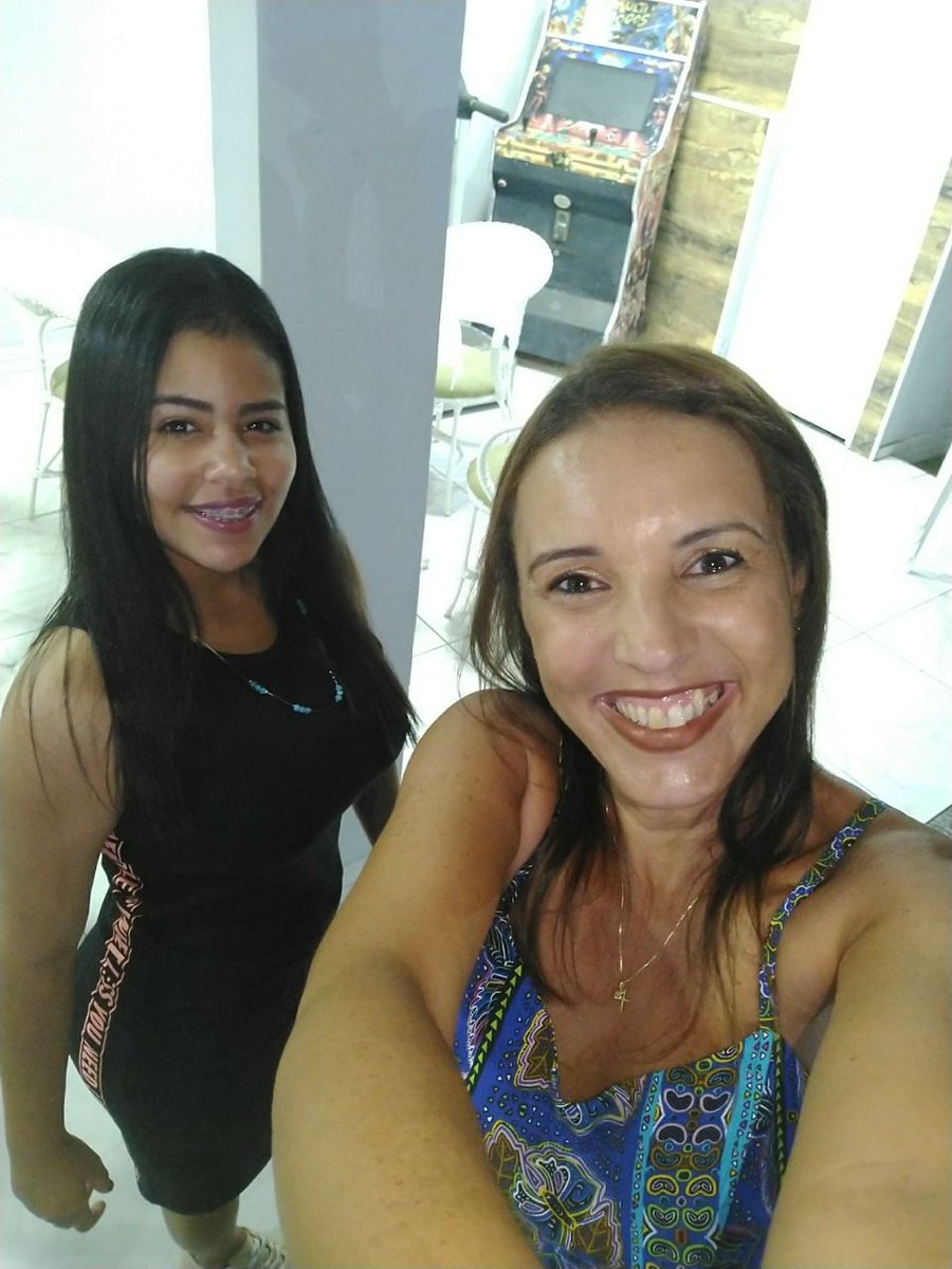 A_kalec's tweet photo. 👭❤ https://t.co/q8vOgDFGVB