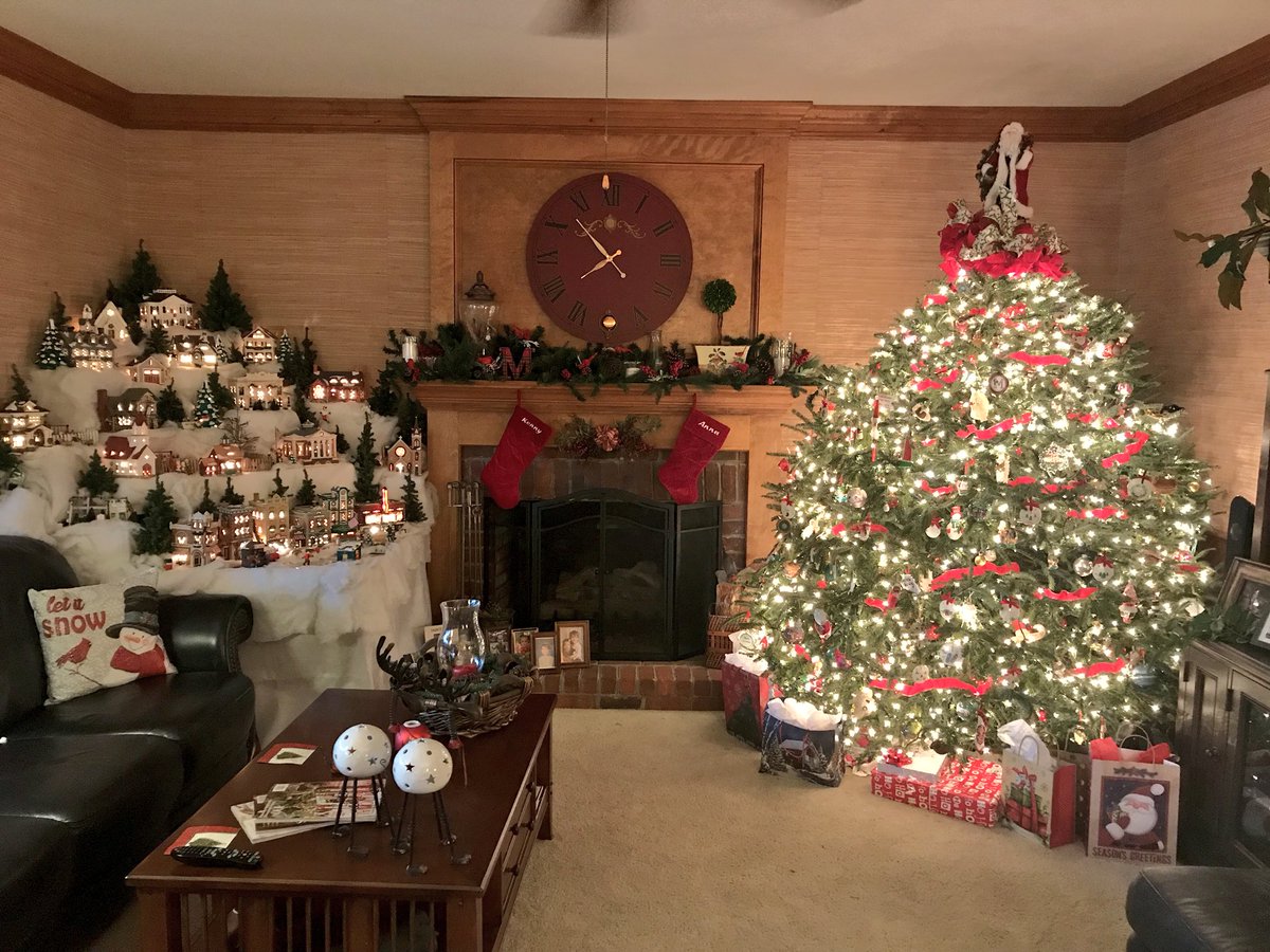 PhilCottros's tweet image. All my Aunt Anna wants for Christmas is for her tree to get a retweet from the @TODAYshow ! I hope she gets her Christmas wish! @Play10us