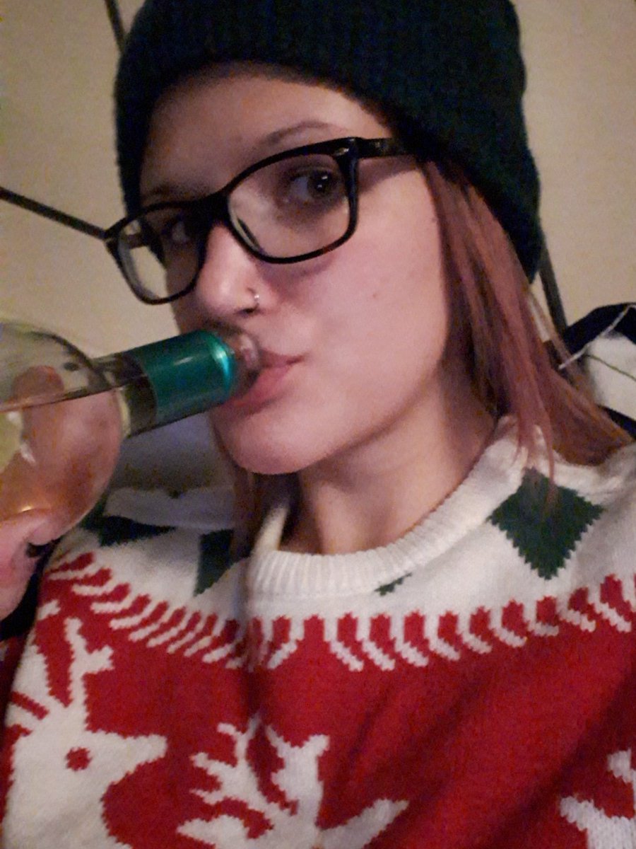 ktsuttonnn's tweet photo. Why am I doing this to myself. #imdrinkingwine #its7pm #imaybealmostdrunk https://t.co/98RxVyIjXc
